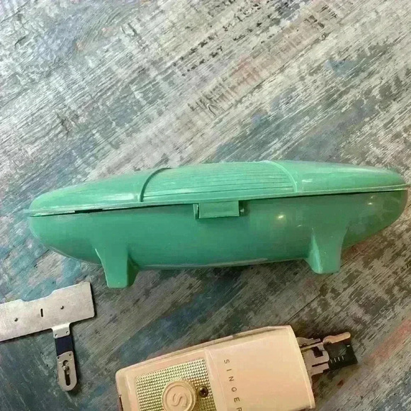 Vintage Singer Buttonholer, Jadite Green Case, Circa 1960’s, Vintage - Picture 12 of 12